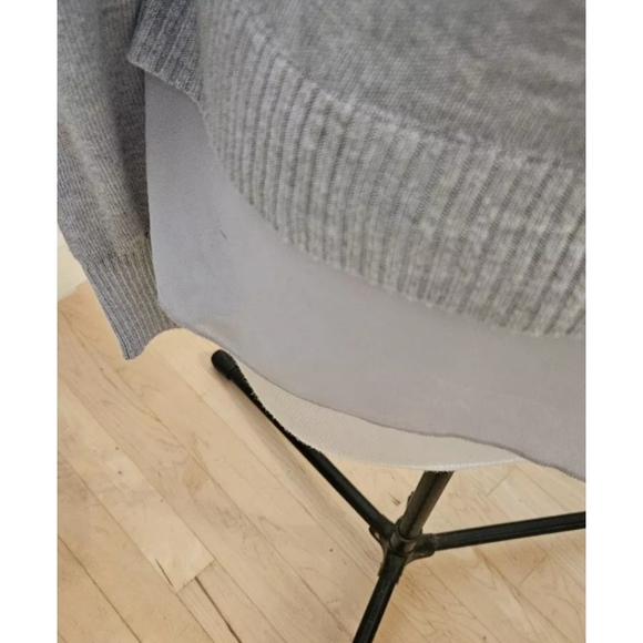 V-NECK Sweater Women's Size M Gray Ruffle Hem Knit Pullover Long Sleeve - Picture 5 of 5